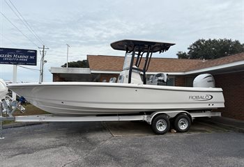 2026 Robalo 246 Cayman White Boat